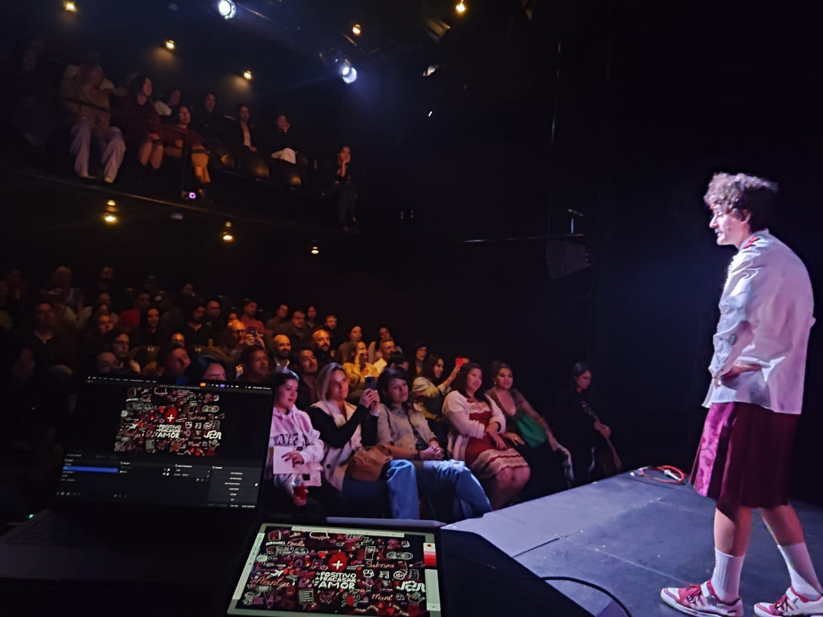 Cargar video: Monólogo escrito e interpretado por Pablo Piñeiro y dirigido por Fran Perea. Humor, ternura y verdad a partir de miles de historias de amor reales. Ha pasado por el Teatro Lara de Madrid y el Teatro Ofelia de Ciudad de México, entre muchos otros escenarios.